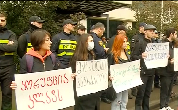 კახა კალაძის გადადგომის მოთხოვნით დილიდან დედაქალაქის მერიასთან აქცია მიმდინარეობს 