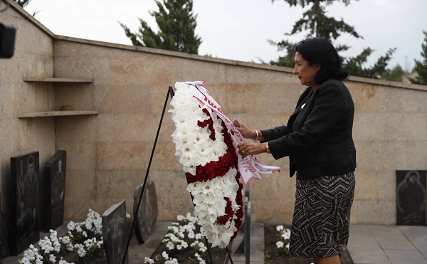 პრეზიდენტმა აგვისტოს ომში დაღუპული შინდისის გმირების ხსოვნას პატივი მიაგო