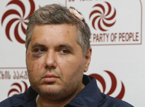 კობა დავითაშვილის ცემისა და თავისუფლების უკანონო აღკვეთის ფაქტზე ყოფილი მაღალჩინოსნები სისხლის სამართლის პასუხისგებაში მისცა   