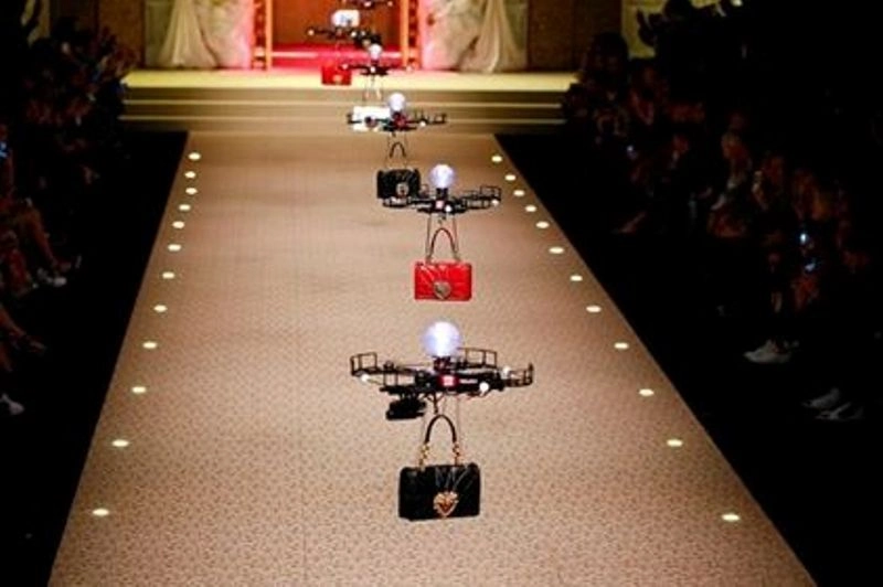 Dolce & Gabbana-ს ჩვენებაზე დრონი „მოდელები“ გამოფრინდნენ