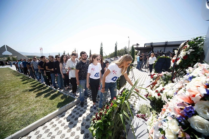  „ქართული ოცნების“ ახალგაზრდული ორგანიზაციის წევრებმა აგვისტოს ომში დაღუპულებს პატივი მიაგეს