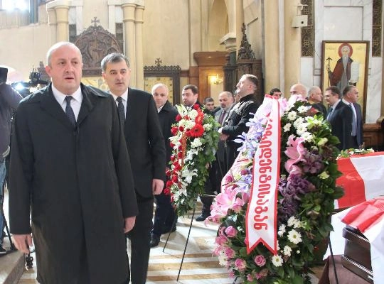 პრეზიდენტმა თვითმფრინავის აფეთქებისას დაღუპული 10 მებრძოლის ხსოვნას პატივი მიაგო