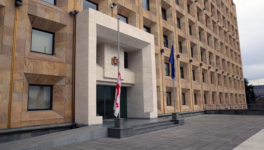 საბჭოთა ოკუპაციის დღესთან დაკავშირებით, საქართველოს მთავრობის ადმინისტრაციის შენობაზე საქართველოს სახელმწიფო დროშა დაშვებულია