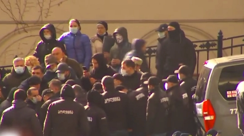 პარლამენტთან საპროტესტო აქციაზე რამდენიმე აქტივისტი დააკავეს
