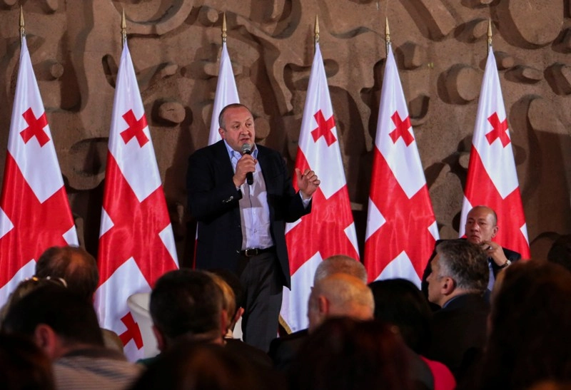 პრეზიდენტმა საკონსტიტუციო ცვლილებების პროექტი გაერთიანებული პროფკავშირების წევრებთან განიხილა