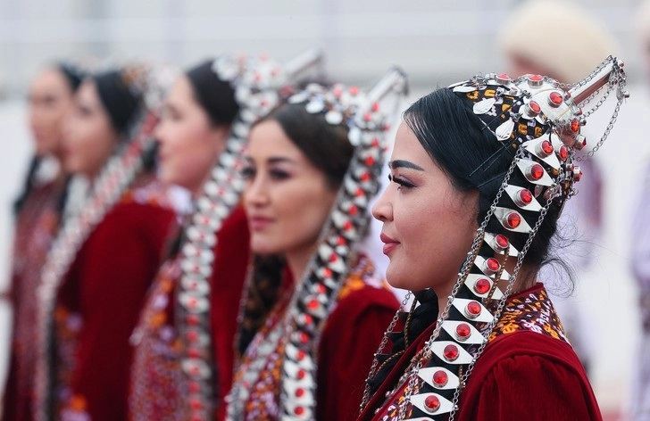 თურქმენეთში ქალებს ეკრძალებათ კოსმეტიკური საშუალებების გამოყენება, ფრჩხილების დაგრძელება, მკერდის გადიდება, ავტომობილის წინა სავარძელზე დაჯდომა 