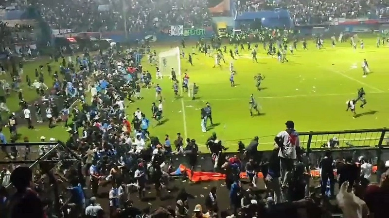 ინდონეზიაში საფეხბურთო მატჩის დასრულების შემდეგ მომხდარ ჭყლეტას 127 ადამიანი ემსხვერპლა