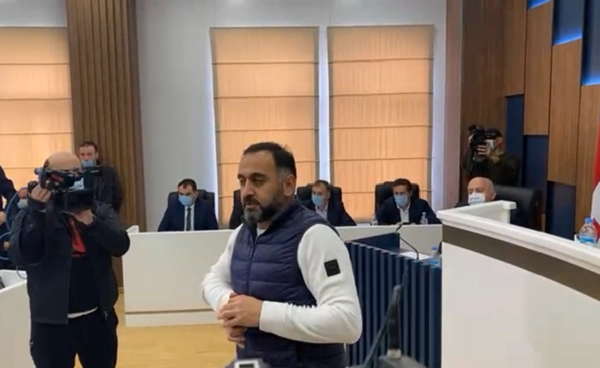 პროტესტის ფონზე, ბათუმის საკრებულოს სხდომა შეწყდა 