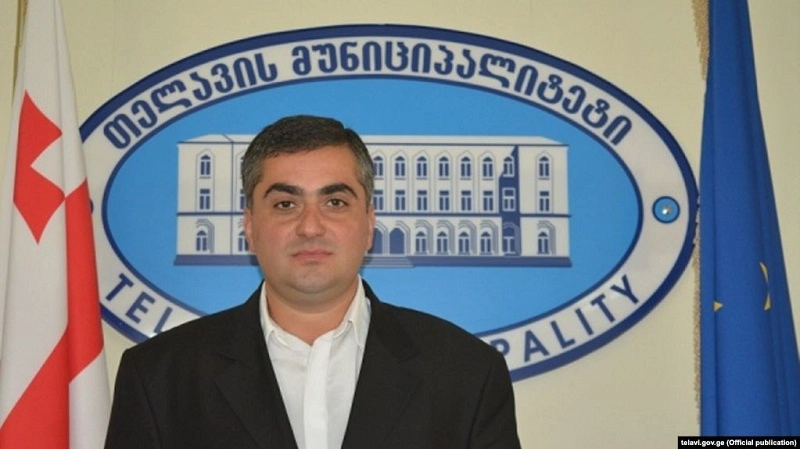 მეუღლესა და შვილებზე ძალადობის ბრალდებით დაკავებულ თელავის საკრებულოს წევრს 6 წლამდე პატიმრობა ემუქრება