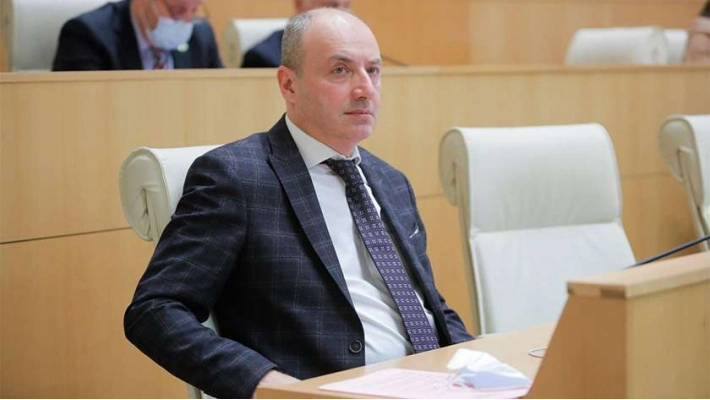 კონტექსტი ამ განცხადებების არის ის, რომ მოუხედავად მათი კრიტიკული დამოკიდებულებისა, საქართველო და ქართველი ხალხი იმსახურებს კანდიდატის სტატუსს - მაჭარაშვილი