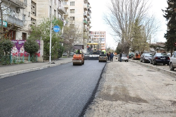 აგლაძის ქუჩაზე ასფალტის საფარის დაგება მიმდინარეობს
