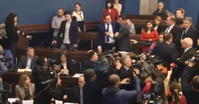 პარლამენტში გია გაჩეჩილაძე და გიორგი ვაშაძე ერთმანეთს დაუპირისპირდნენ