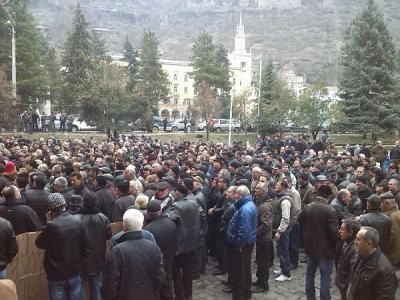ტყიბულში აქციის მონაწილეები გაფიცვას აგრძელებენ