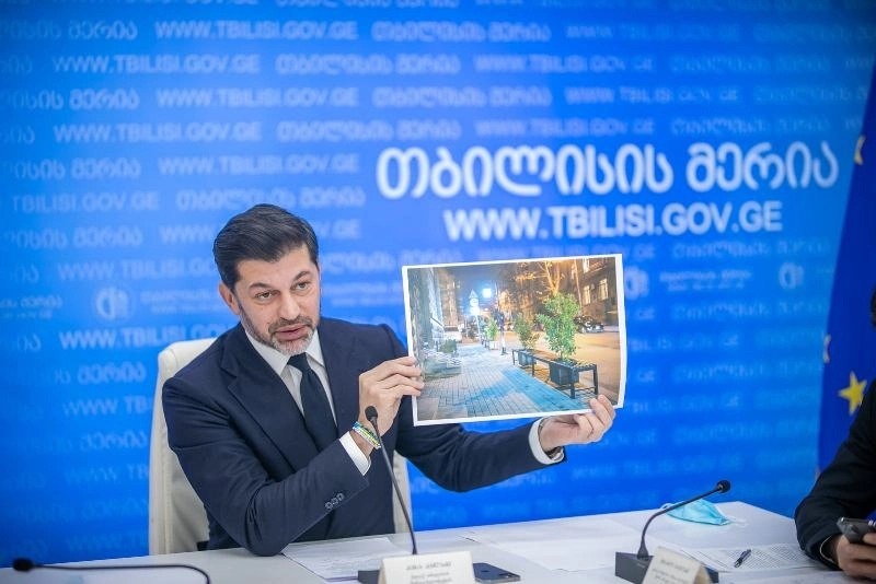 გოგებაშვილის ქუჩაზე განთავსებულ სკამებში ყვავილების ქოთნებია ჩამონტაჟებული, რომელიც ორი ახალგაზრდის პროექტია - კახა კალაძე