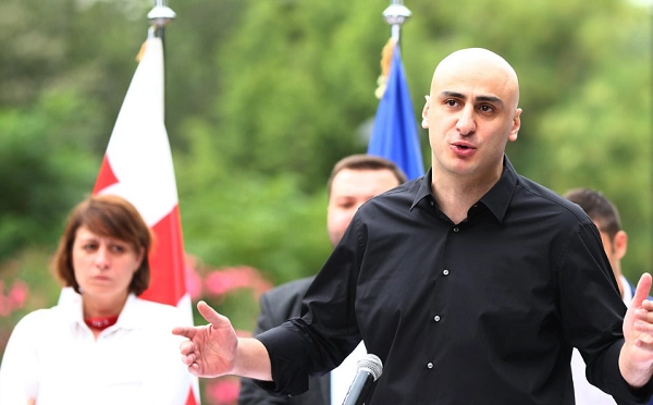 ღარიბაშვილი დილით დგება, შარვალს, კოსტუმს იცვამს, ჰალსტუხს იკეთებს, მედიას გეძახით და იწყევლება, იწყევლება, იწყევლება - ნიკა მელია