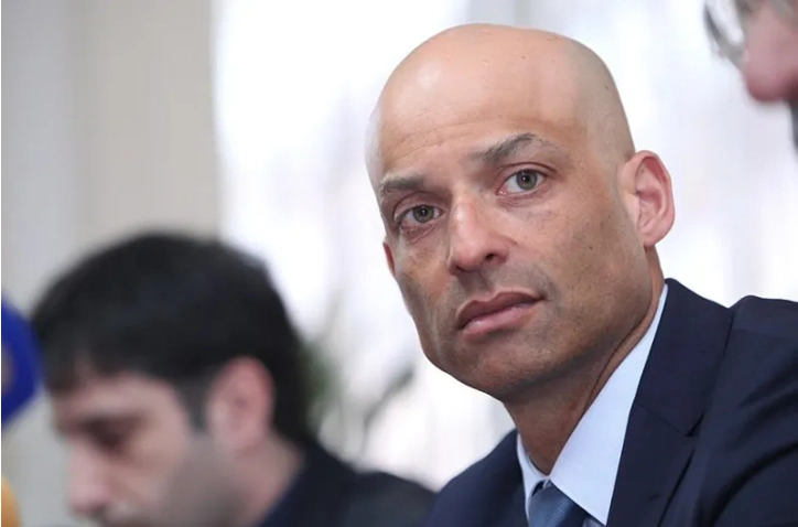 საქართველოს პარლამენტში ჯეიმს აპატურაის მოუსმენენ