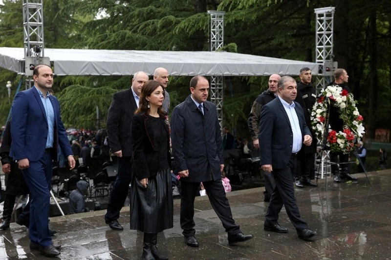  თბილისის მერმა ვაკის პარკში უცნობი ჯარისკაცის საფლავი გვირგვინით შეამკო
