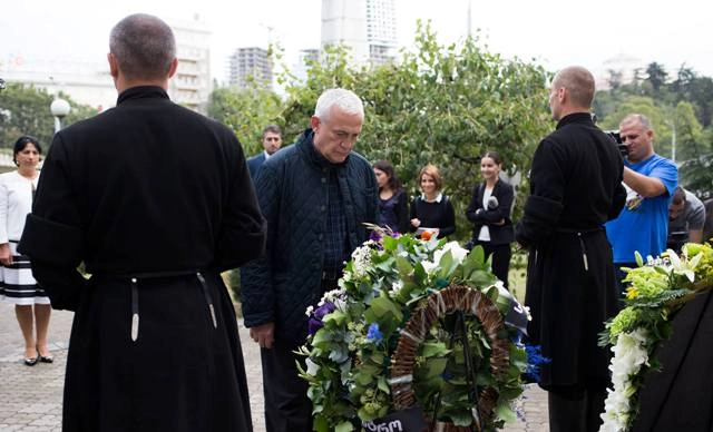 საკრებულოს თავმჯდომარემ და დეპუტატებმა აფხაზეთში დაღუპულ გმირთა მემორიალი გვირგვინით შეამკეს