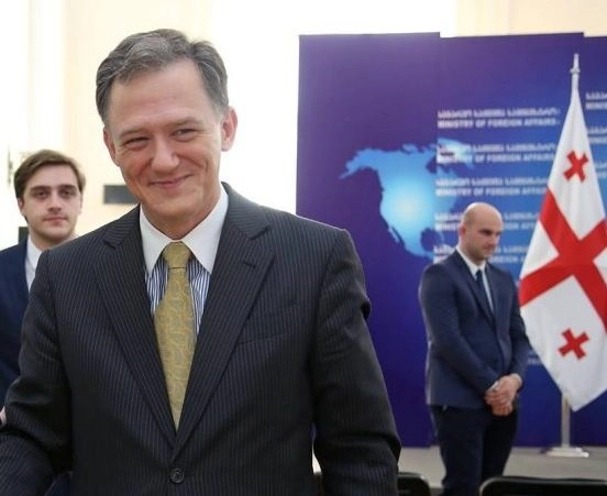 მუხთარლის გატაცება მნიშვნელოვნად სცდებოდა იმ მოლოდინებს, რომლებიც ევროკავშირსა და ნატო-ში გაწევრიანების მსურველ ქვეყანას შეეფერება - კენტი