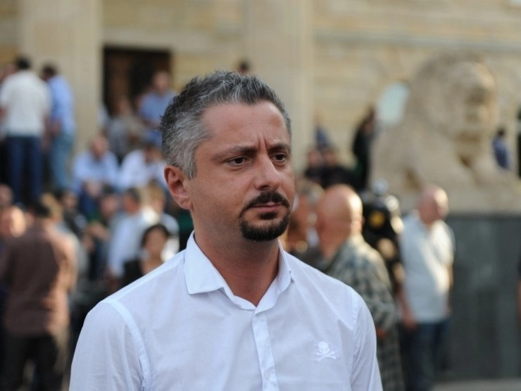 ალო, პირველი არხის წამყვანო გალსტუკ-ჟილეტით, უსახელოვ და უგვაროვ - ნიკა გვარამია 