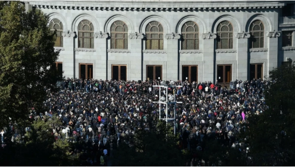 ერევანში აქციის მონაწილეებმა ფაშინიანს გადაგომისთვის რამდენიმე საათი მისცეს