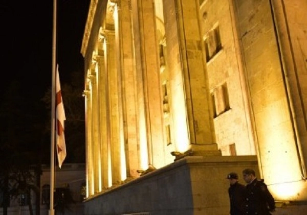  საბჭოთა ოკუპაციის დღესთან დაკავშირებით, პარლამენტის შენობაზე სახელმწიფო დროშა დაეშვა