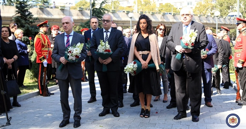 სოხუმის დაცემის დღესთან დაკავშირებით საქართველოს საგარეო საქმეთა მინისტრმა და მინისტრის მოადგილეებმა გვირგვინით შეამკეს გმირთა მემორიალი   