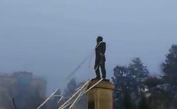 ყაზახეთის  ქალაქ თალდიყორღანში ნურსულთან ნაზარბაევის ძეგლი დაამხეს