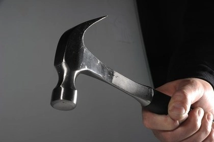 კანადაში უცნობი პირი ადამიანებს ჩაქუჩით თავს დაესხა