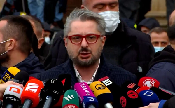 რამდენიმე დღის წინ ასე სუსტად არ იყო, ადამიანი შემოვიდა კედელ-კედელ, რეალურად, ვერ დგას წესიერად ფეხზე - გვარამია სააკაშვილზე