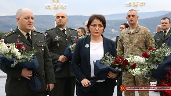 თავდაცვის მინისტრი ბაბუშერას ტრაგედიისას დაღუპულთა პანაშვიდს დაესწრო