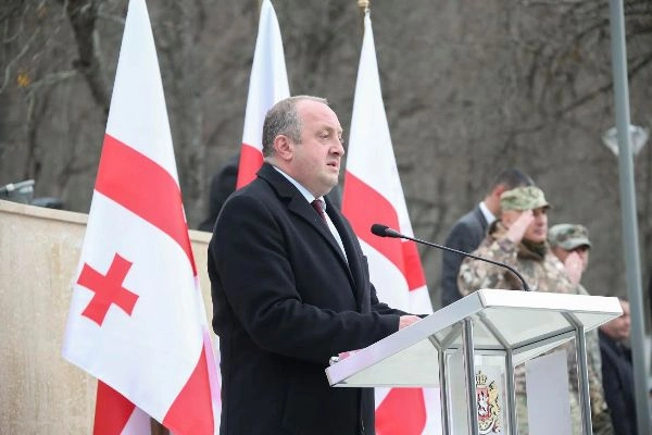 პრეზიდენტი:ჯარისკაცის მოღვაწეობა იმაში მდგომარეობს, რომ ომის გარეშე, მშვიდობით შეინარჩუნოს და გადაარჩინოს თავისი ქვეყანა