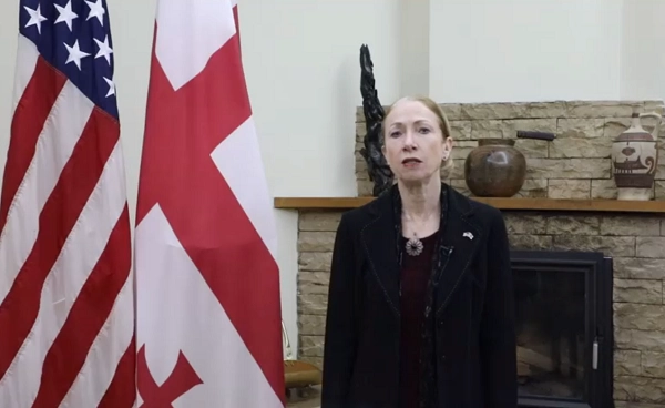 "თოვდა და თბილისს ებურა თალხი..." - აშშ-ის საელჩოს თანამშრომლები ოკუპაციის 100 წლისთავთან დაკავშირებით კოლაუ ნადირაძის ლექსს კითხულობენ