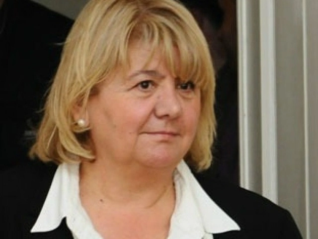 გუგული მაღრაძე სპექტაკლის დროს მსახიობის მიერ სიგარეტის მოწევის წინააღმდეგია