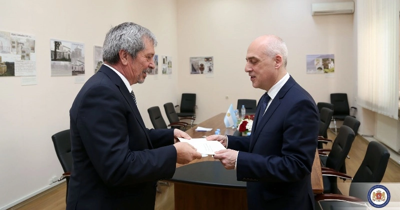  არგენტინის ელჩმა საქართველოში საგარეო საქმეთა მინისტრის პირველ მოადგილეს რწმუნებათა სიგელების ასლები გადასცა
