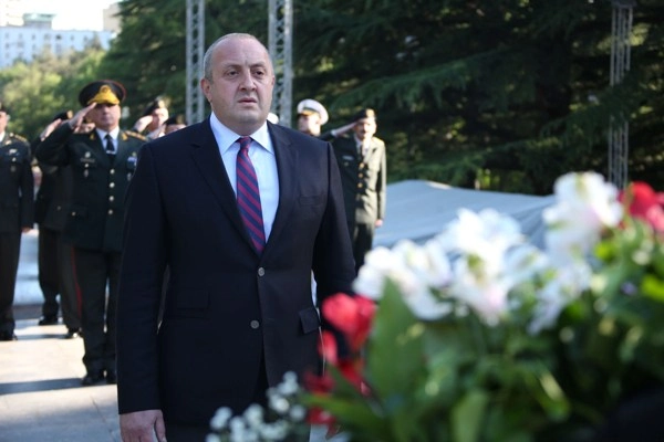 საქართველოს პრეზიდენტმა უცნობი ჯარისკაცის მემორიალი გვირგვინით შეამკო