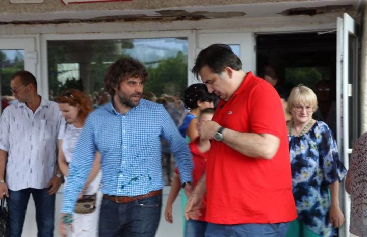ამინაზღაურეთ ჩემი ლაკოსტას მაისურის საფასური - სააკაშვილს ბრილიანტის მწვანე ისევ შეასხეს
