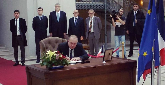 საკრებულოში ფრანგი ხალხის თანაგრძნობისთვის სამძიმრის წიგნი გაიხსნა