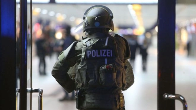 დიუსელდორფში ნაჯახით შეიარაღებულმა პირმა 7 ადამიანი დაჭრა