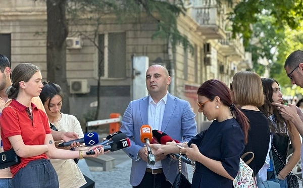 რუსულმა პარტიამ შემოაგდო სუსის ჩანაწერები, რომ არ შემოუშვან დამკვირვებლები საქართველოში, არაფერი გიშველით! არც უკან დავიხევთ და არც ბრძოლაში დავიღლებით, პუტინისტებზე აუცილებლად გავიმარჯვებთ! - ლევან ხაბეიშვილი