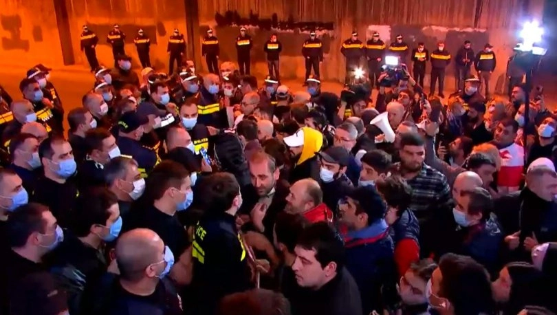 დაძაბულობა იყო ივანიშვილის ბიზნესცენტრთან, სადაც მოძრაობამ მიშას თავისუფლებისთვის აქცია გამართა