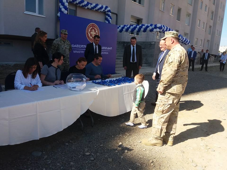  სამხედრო ქალაქში საცხოვრებელი ბინა კიდევ 90-მა სამხედრო მოსამსახურემ მიიღო