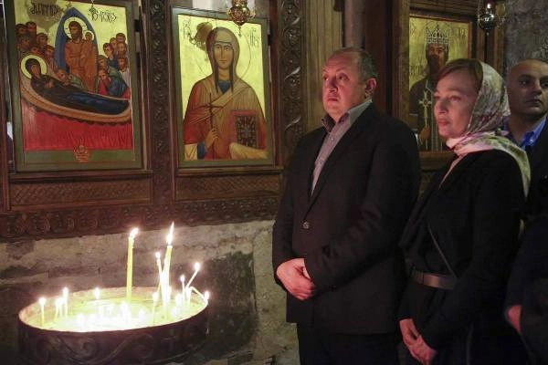 პრეზიდენტმა და პირველმა ლედიმ მართლმადიდებლებს აღდგომის ბრწყინვალე დღესასწაული დმანისის სიონის ტაძრიდან მიულოცეს
