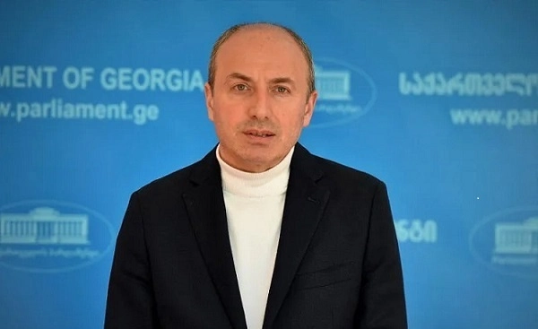 ექიმებს აგინებს, ბოთლებს ესვრის, ალკოჰოლს მიირთმევს, სიგარეტსაც ეწევა, ოროთახიან ლუქსში ფეხი ფეხზე გადადებულია და ასე იხდის იმ სასჯელს - მაჭარაშვილი სააკაშვილზე