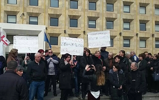ხანძრის შედეგად დაზარალებული მოვაჭრეები კანცელარიასთან საპროტესტო აქციას მართავენ